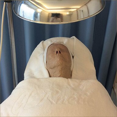 Gezichtsbehandeling met stoom in de salon
